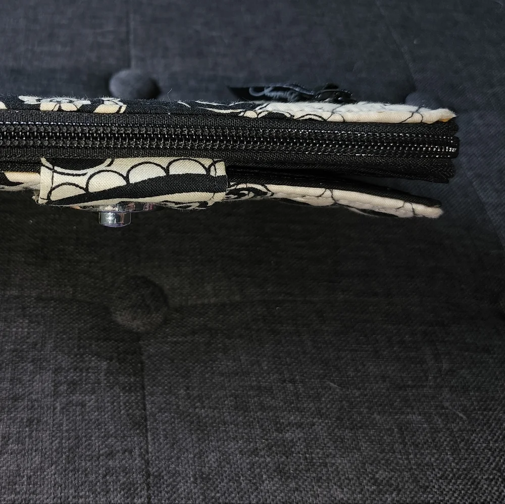 Preowned Vera Bradley black and white kisslock‎ wallet - Picture 12 of 14